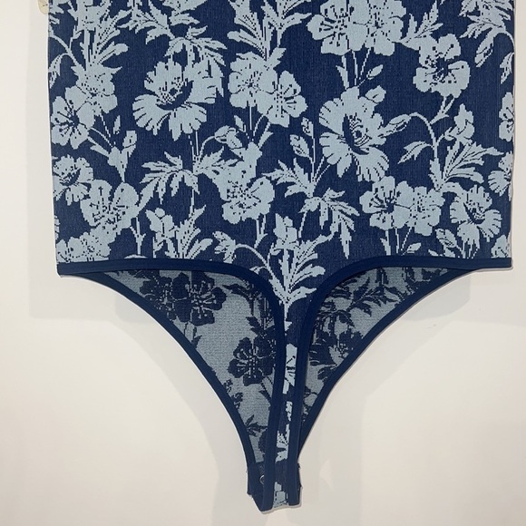 FREE people printed clean lines blue floral print sleeveless bodysuit size M/L - Picture 10 of 15